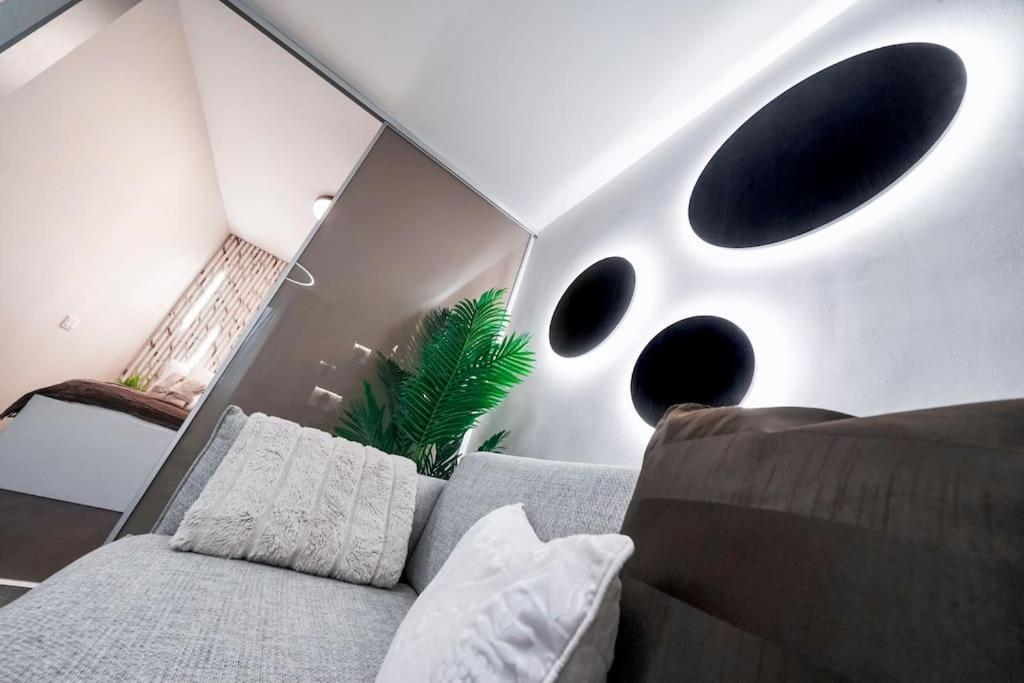 Apartment One Bed At Location In *